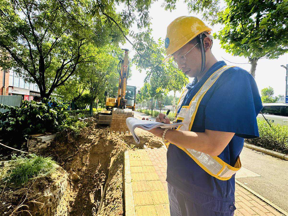 为保障商业体燃气空调正常运转，他们冒着近40℃的高温进行专项安检