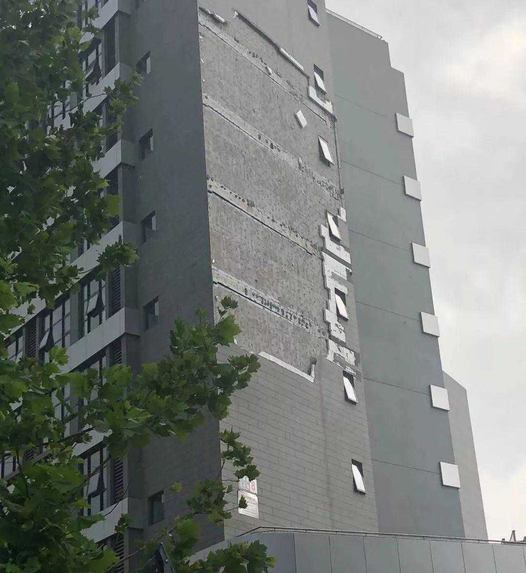 瞧瞧外墙保温钉一根都不见，难怪保温层大片往下掉！赶紧铲了重做