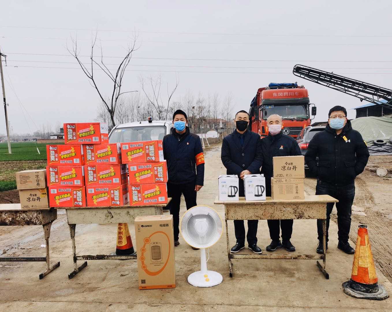 郸城县“1+1”建材联盟慰问抗疫卡点执勤人员