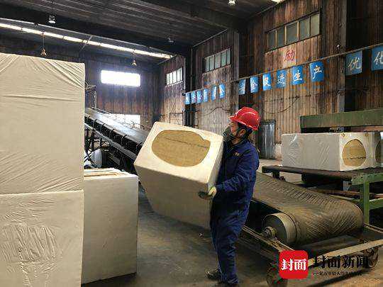 四川广安一企业为火神山等医院生产岩棉条，用于活动板房墙体保温