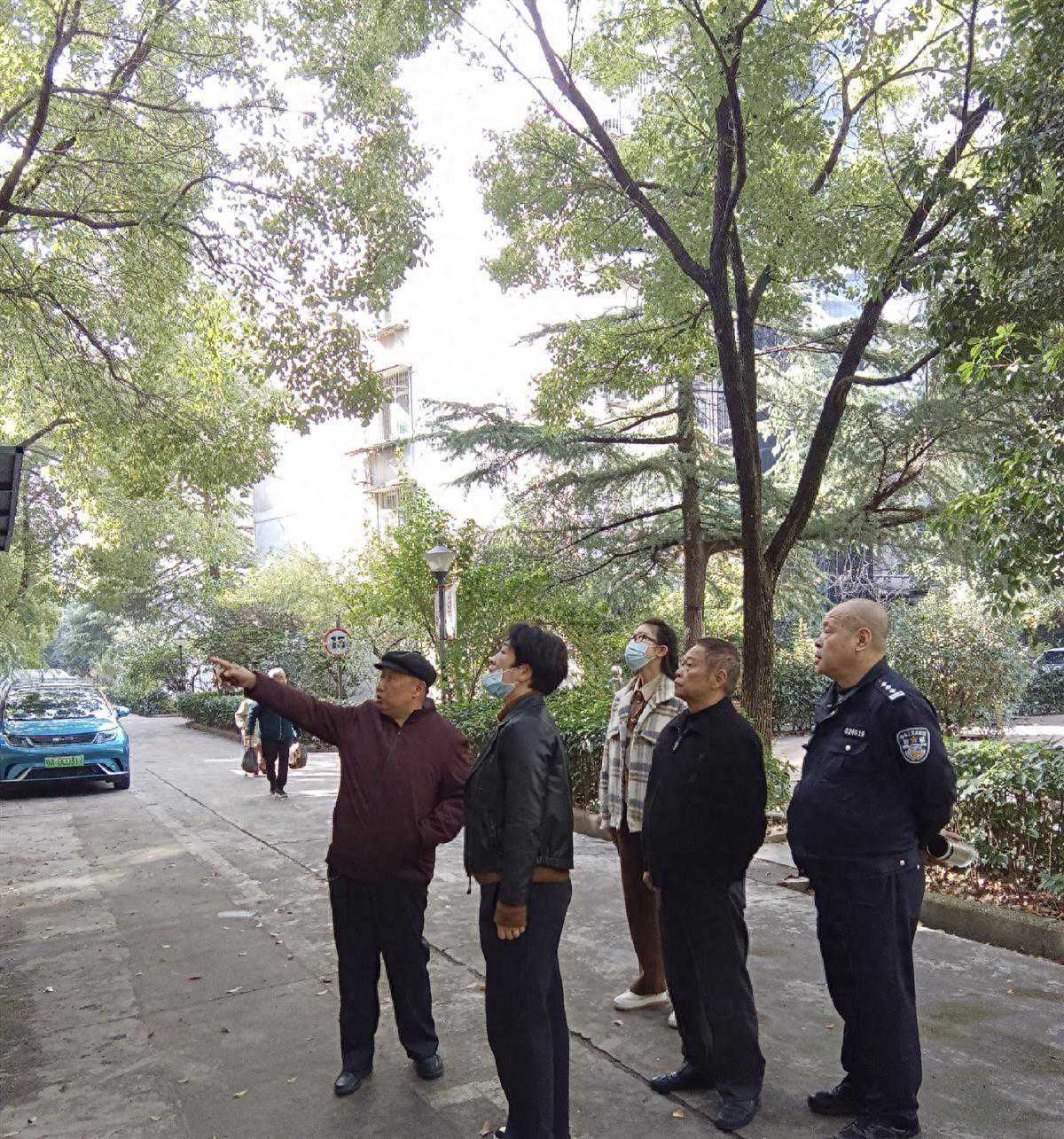 工厂墙面水管水花四溅，社区联动多方高效解决