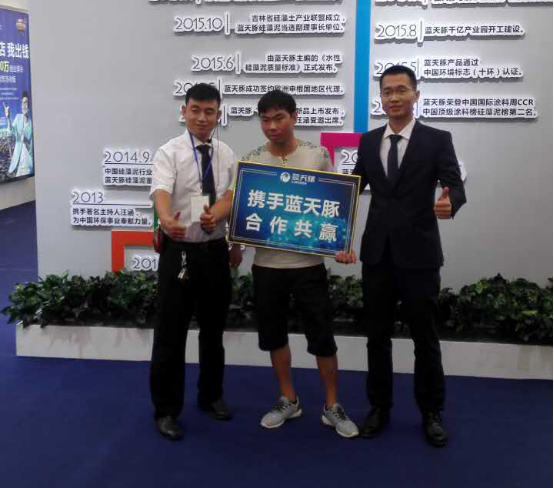 5分钟签单3户，上海壁材展蓝天豚硅藻泥用产品说话
