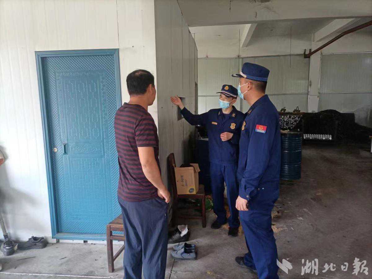 浠水一家企业依法自拆彩钢板生产厂房