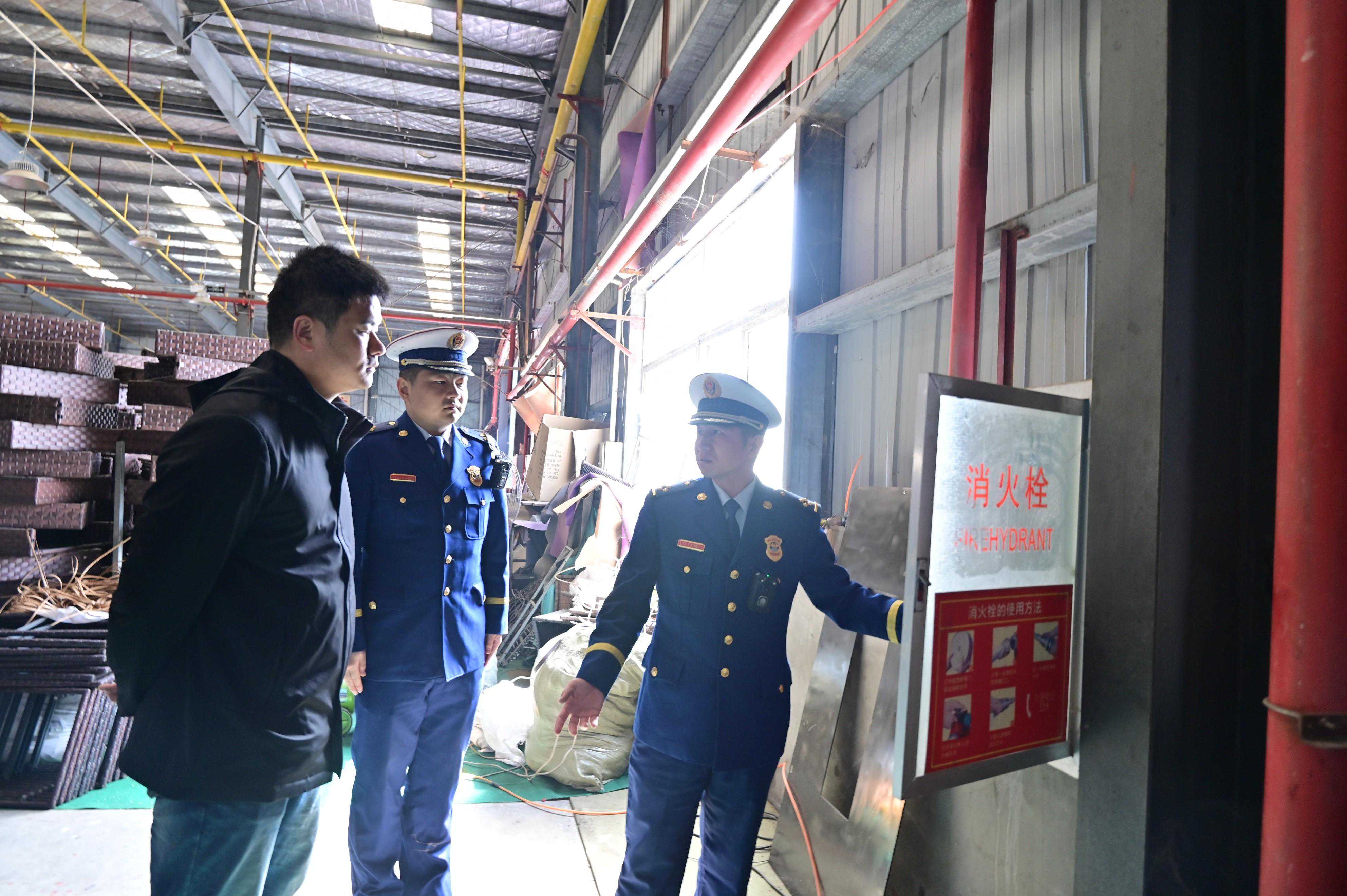湖北黄石：泡沫彩钢板“藏身”生产车间，依法查封！