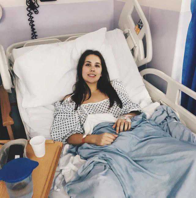 英国女子患罕见病两年不能上厕所，男友陪在身边不离不弃