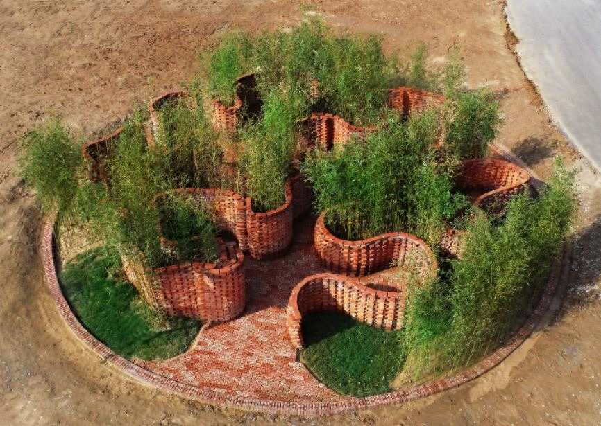 瓦匠要失业了吗？世界上第一座机器臂自动砌砖建造的砖艺迷宫花园