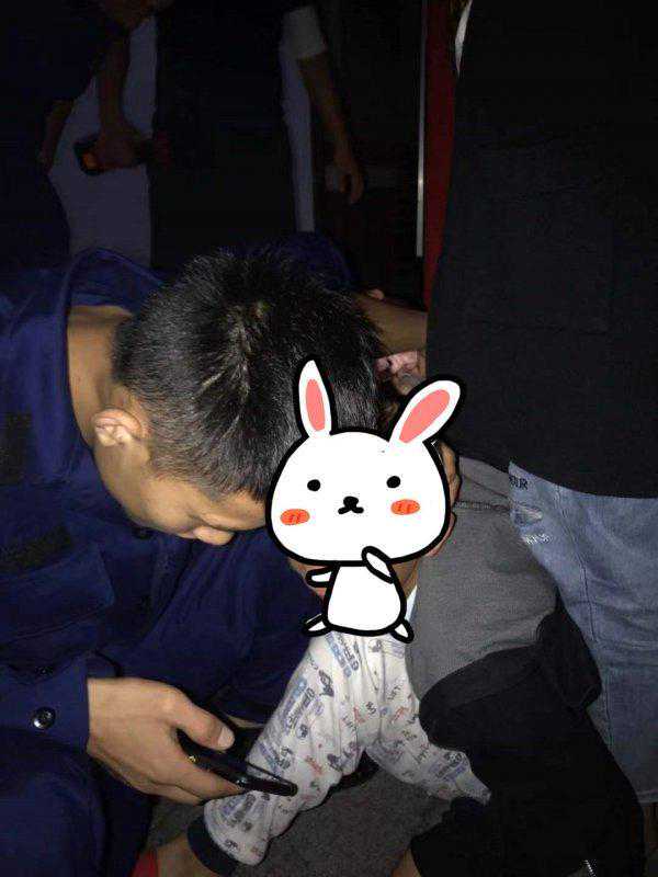 男孩手指被钢套卡住暴风哭泣，消防员边拆边用动画片安慰