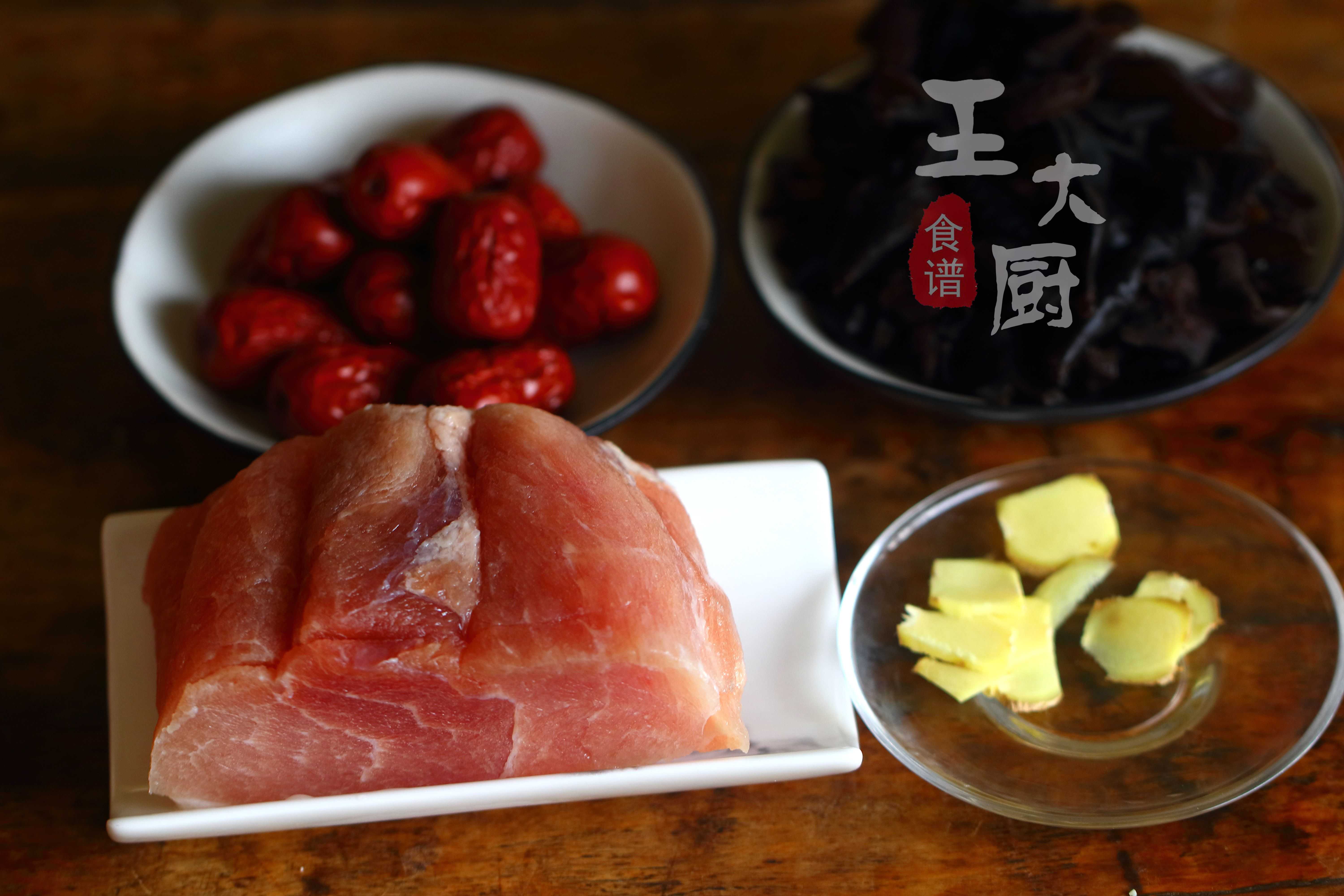 黑木耳红枣瘦肉汤，适合冬天喝的汤，暖暖的，暖心又暖胃