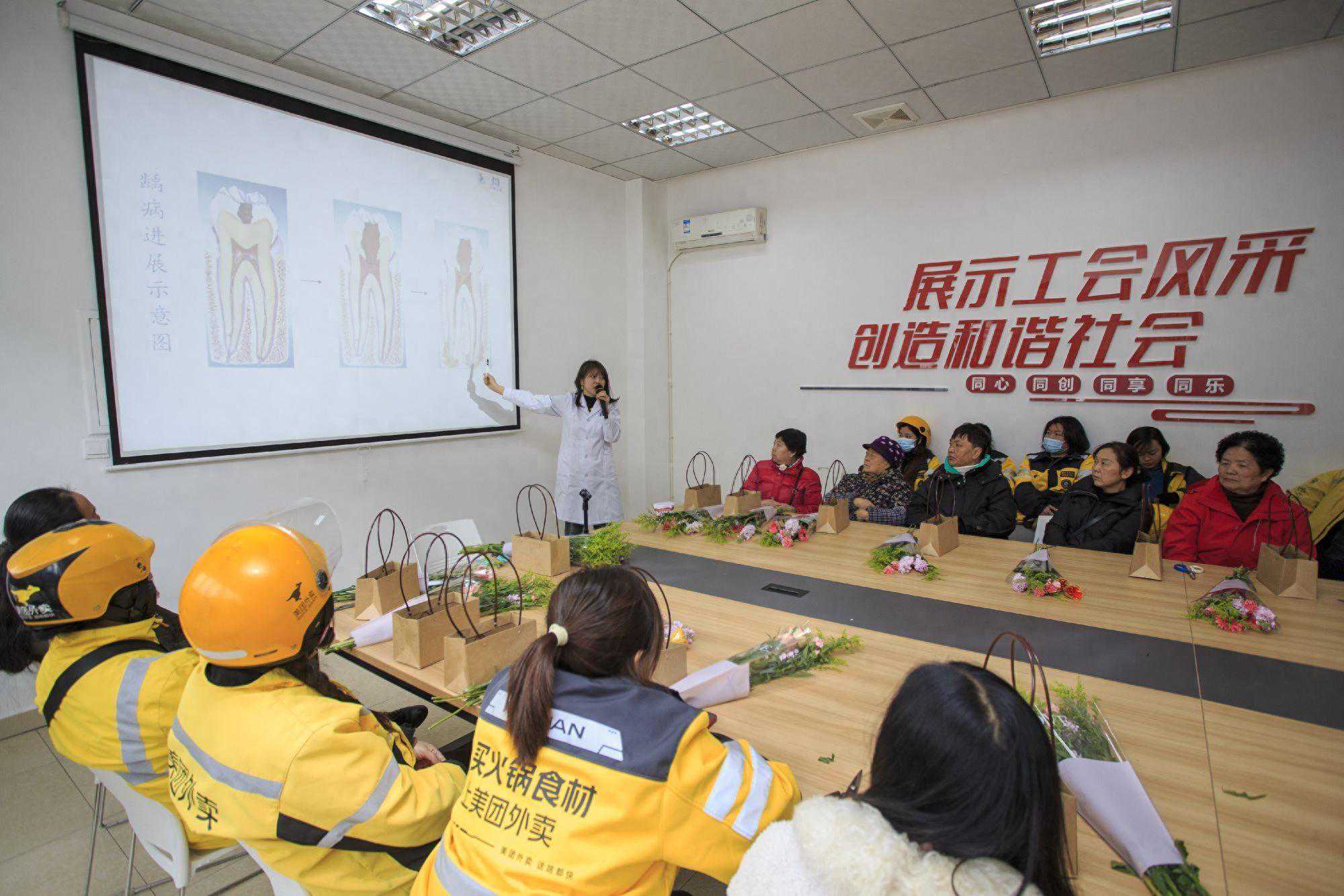 岷江路社区：岷江温暖“驿”家·巧手花绽芳华