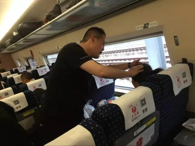 高铁上姑娘被保温杯砸中 多亏杭州这群医生出手相助