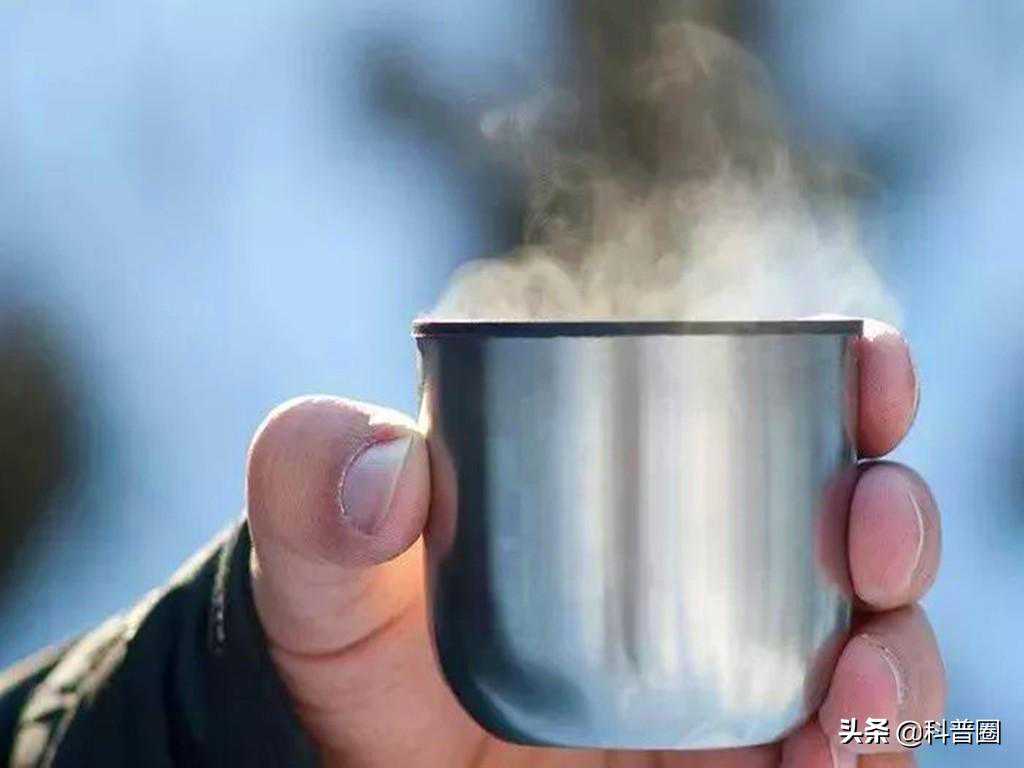 “夺命保温杯”遭央视曝光，热水进“毒水”出，很多家长还在购买