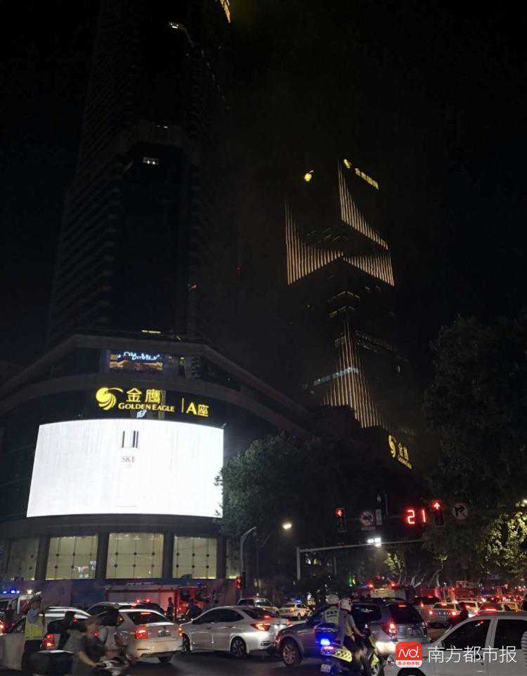 南京地标建筑金鹰大厦火灾被扑灭！系一酒店装修外墙保温材料引发