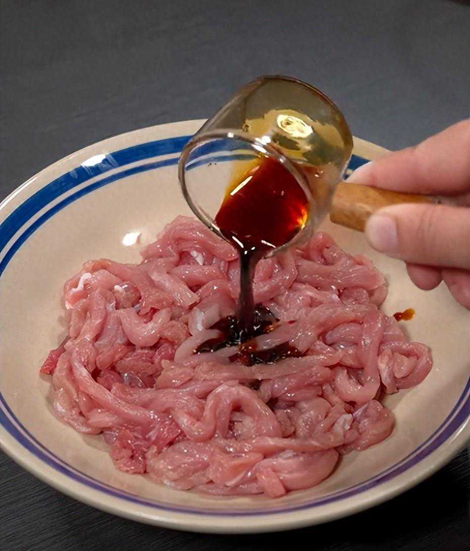 天冷了，就给家人做一锅鲜香美味的肉丝锅面，喝一碗浑身暖暖的。